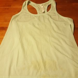 Green lululemon tee